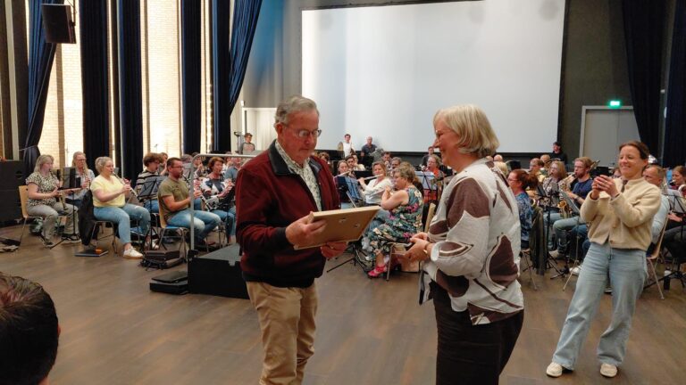 Harmonie eert Wil van der Zanden bij afscheid en 50 jaar lidmaatschap