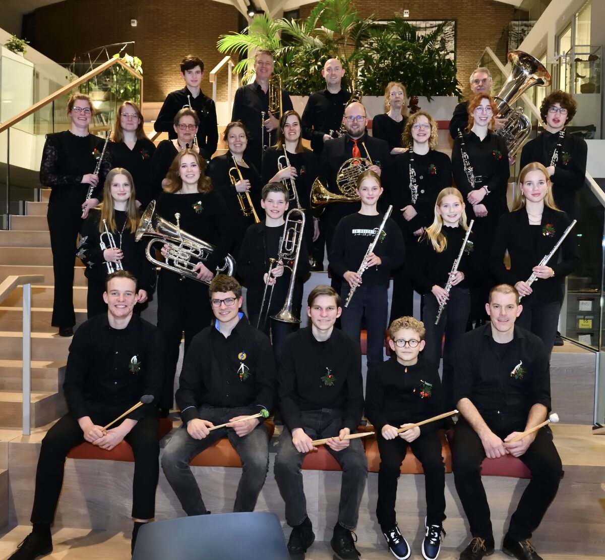 De Opleidingsharmonie van Muziekvereniging PHEV tijdens het relatieconcert Grand Merci, december 2024