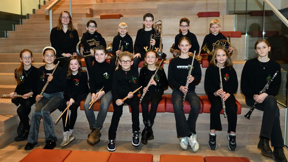 Het Samenspeelorkest van Muziekvereniging PHEV tijdens het relatieconcert Grand Merci, december 2024